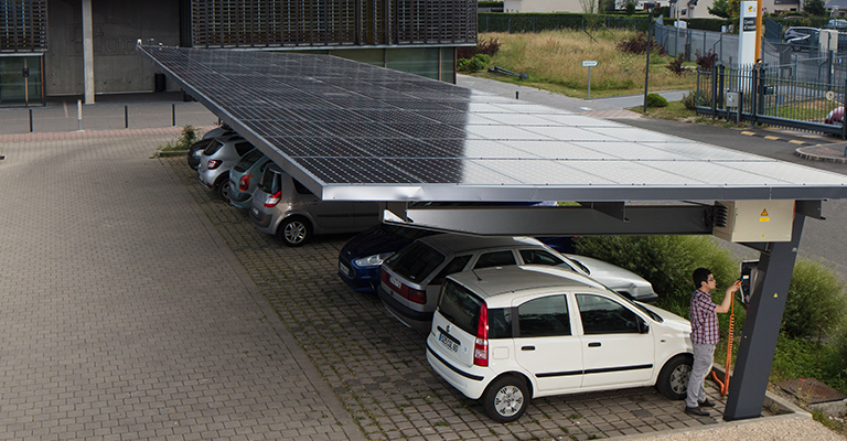 Invitation presse : une chercheuse de l’UTC défriche l’avenir solaire de la voiture électrique