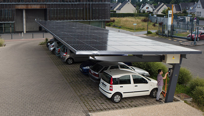 Invitation presse : une chercheuse de l’UTC défriche l’avenir solaire de la voiture électrique