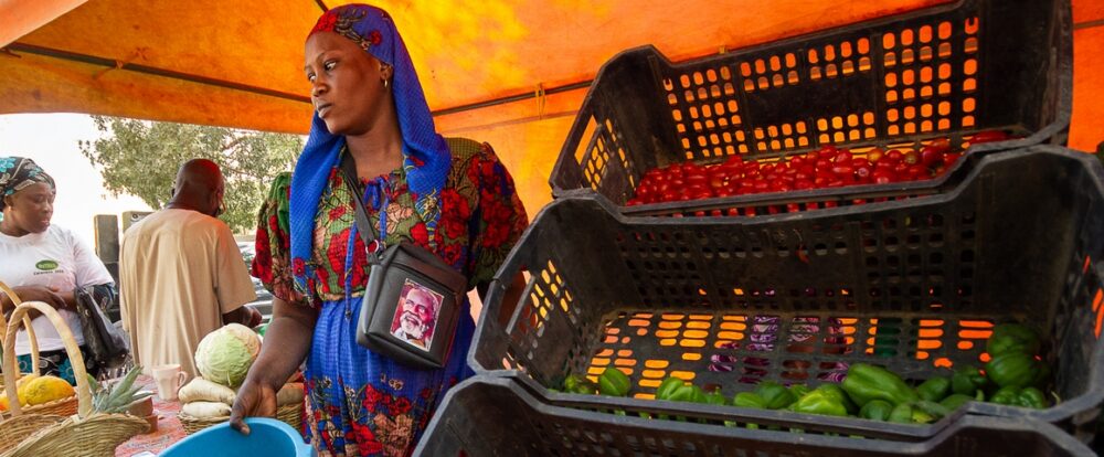 Distributrice du marché de producteurs bio du REFABEC à Thiès (Sénégal) © R. Belmin, Cirad